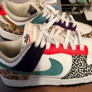 Nike women dunk low SE  size 9 ( safari Dunks )